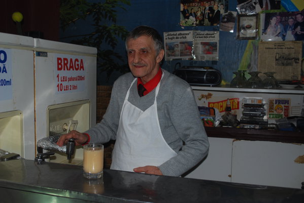 Seniorul Hashim Memish, în prăvălia veche